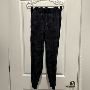 Barry’s x lululemon jogger pants